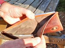 Afbeelding met persoon, gereedschap, buitenshuis, vasthouden