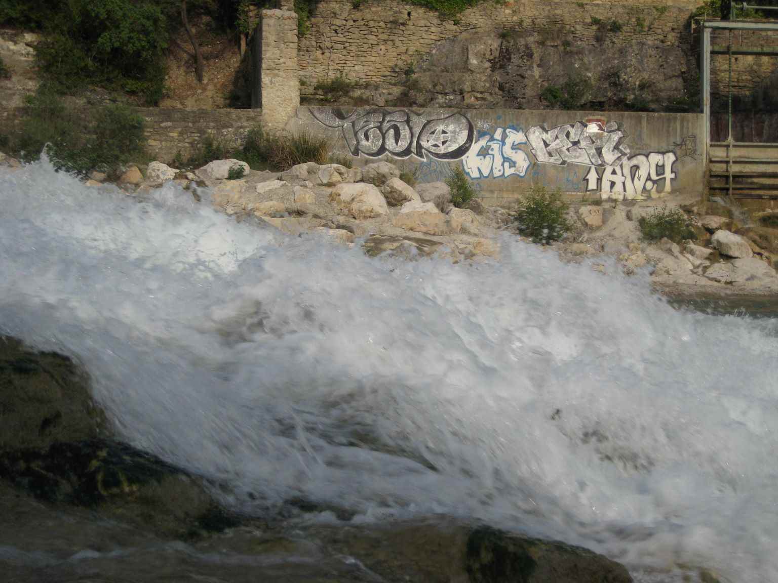 Afbeelding met buitenshuis, water, waterval, Snel